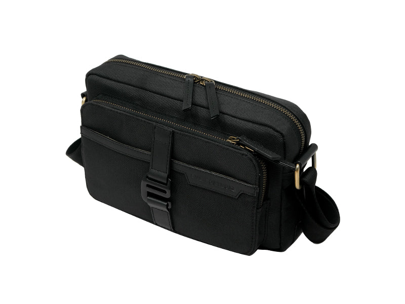 SSOOK SLINGBAG ブラック (バッグ左) Lサイズ Osaka Cross Body Sling / Charcoal – The Postbox