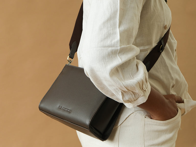 Vera Compact Sling / Dark Tan