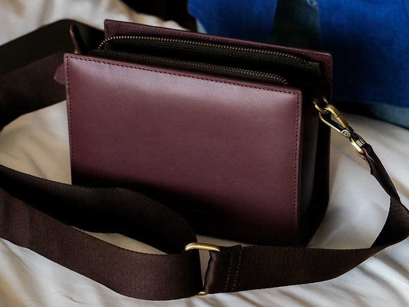 Vera Compact Sling / Burgundy