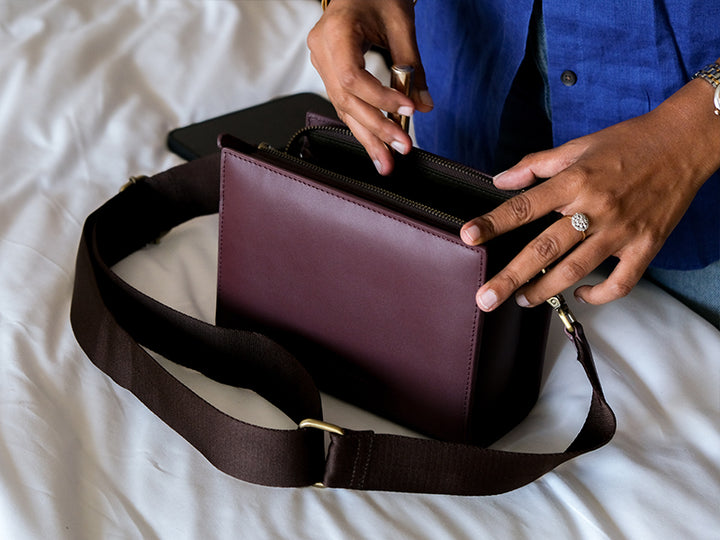 Vera Compact Sling / Burgundy